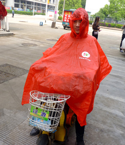 贵了10倍退款可重复N次使用珠光膜长雨衣雨披时尚 加厚加大	